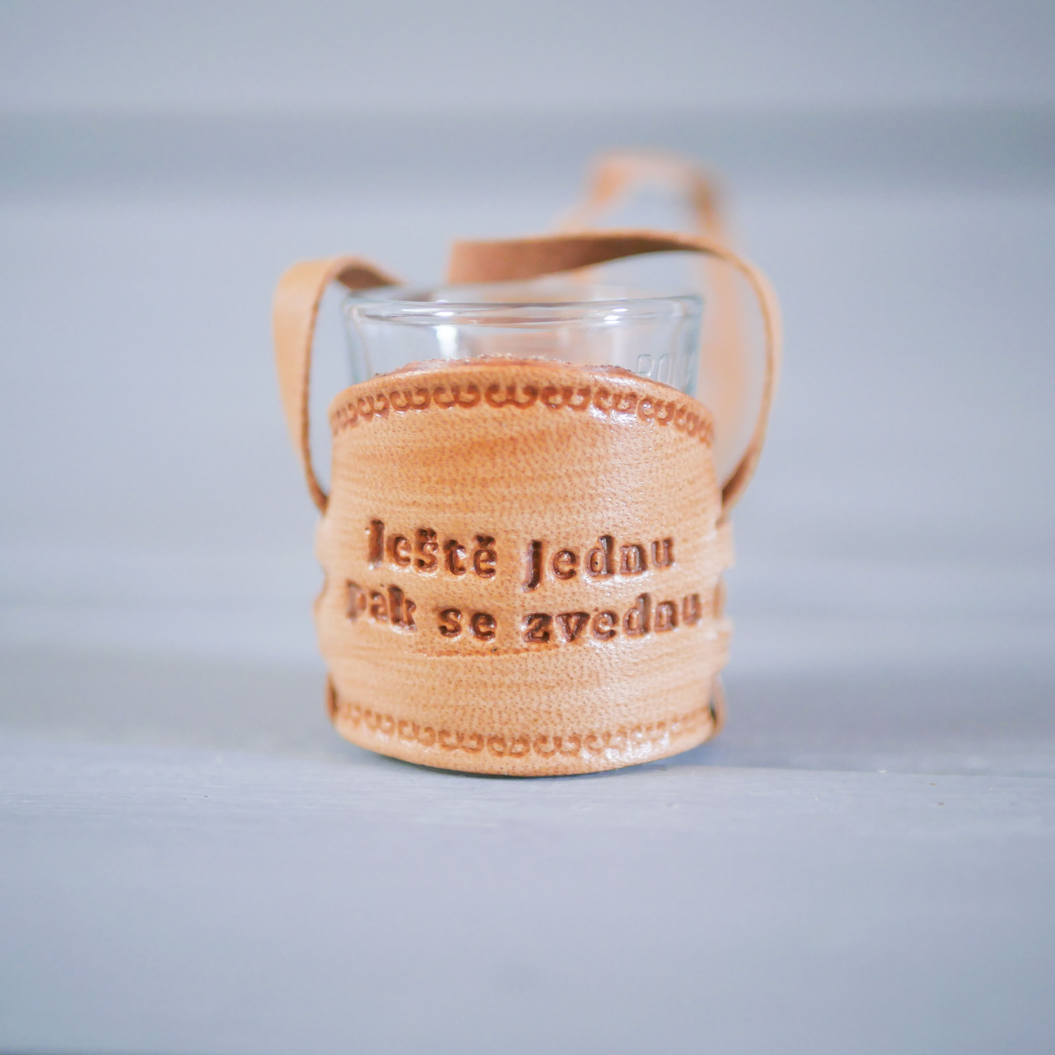 Odlivka (panák) na krk 2 cl - "Ještě jednu pak se zvednu"