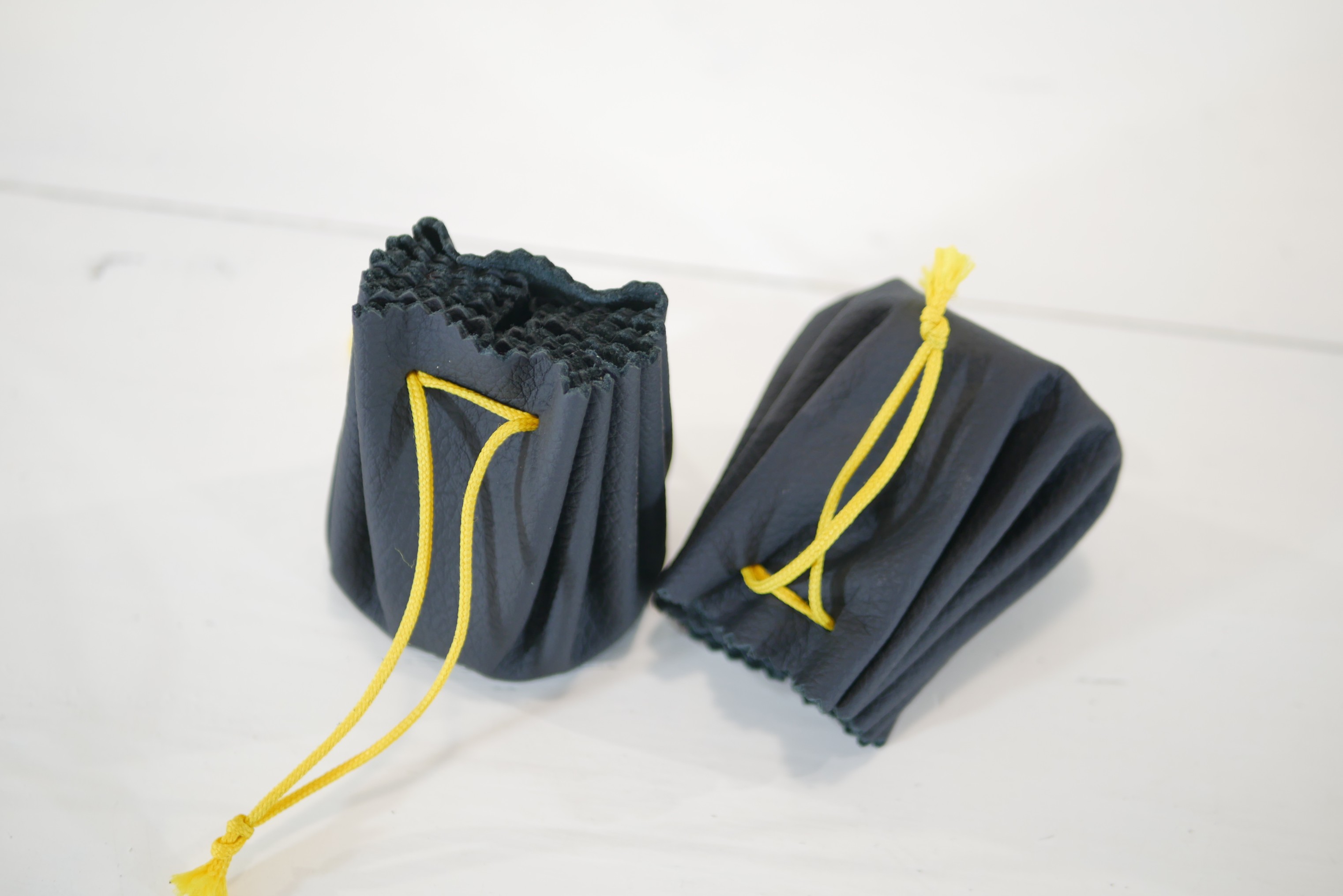 Kožený měšec - malý - černý se žlutou šňůrkou