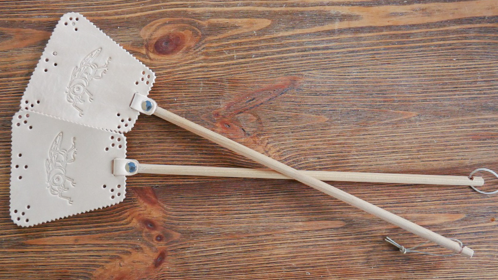 Kožená plácačka na mouchy - přírodní hlazenice - vlastní motiv