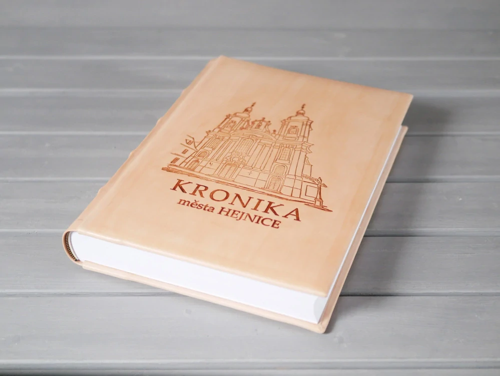 Velkoformátová kronika  - přírodní kůže a vlastní motiv