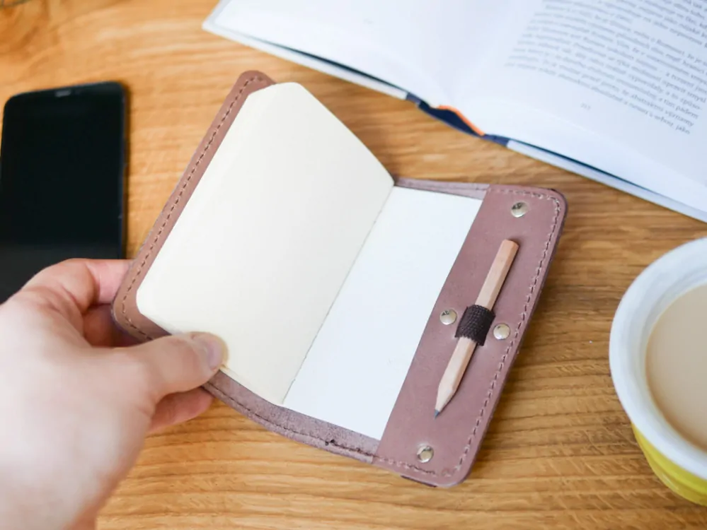 Myšlenkovníček - zápisníček do kapsy - odstín kakao - s ražbou kočičky