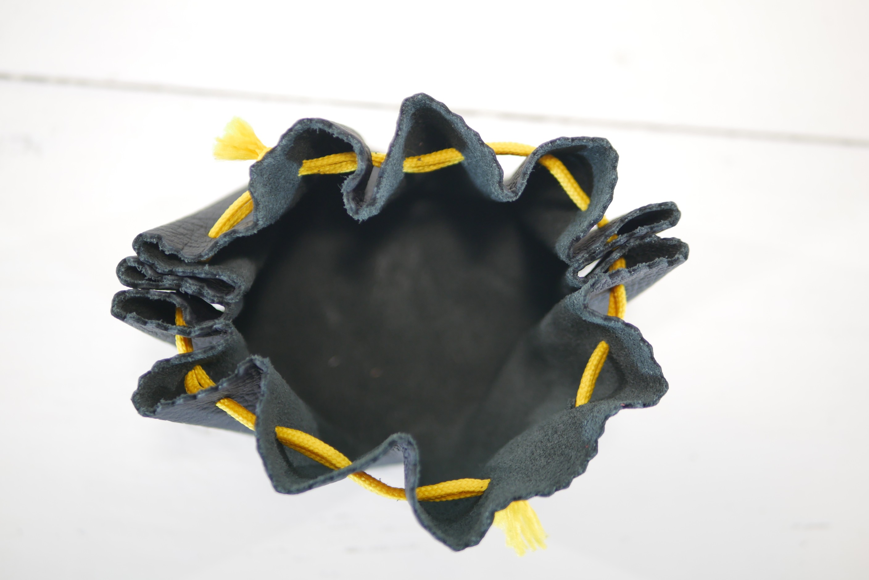 Kožený měšec - malý - černý se žlutou šňůrkou