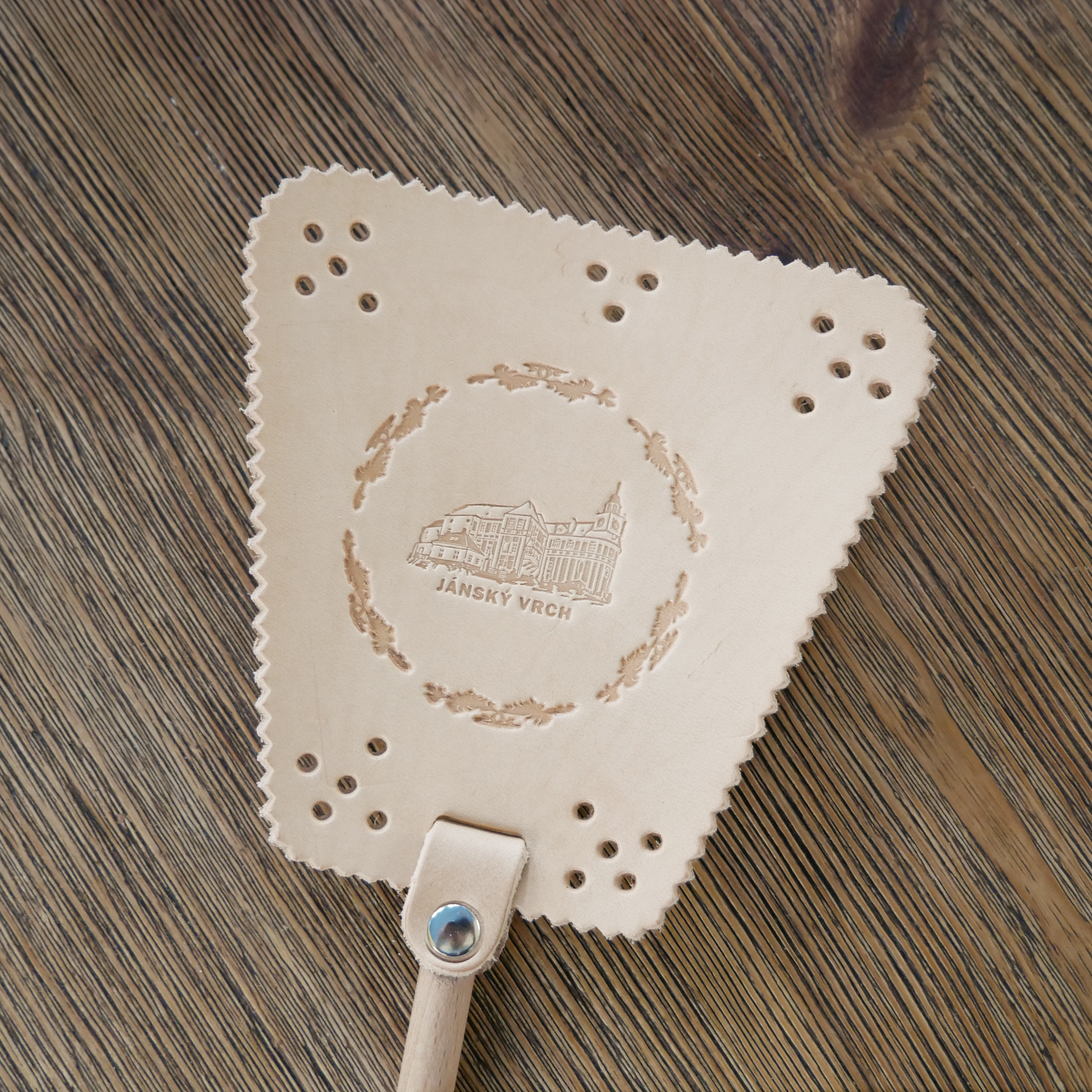 Kožená plácačka na mouchy - přírodní hlazenice - vlastní motiv