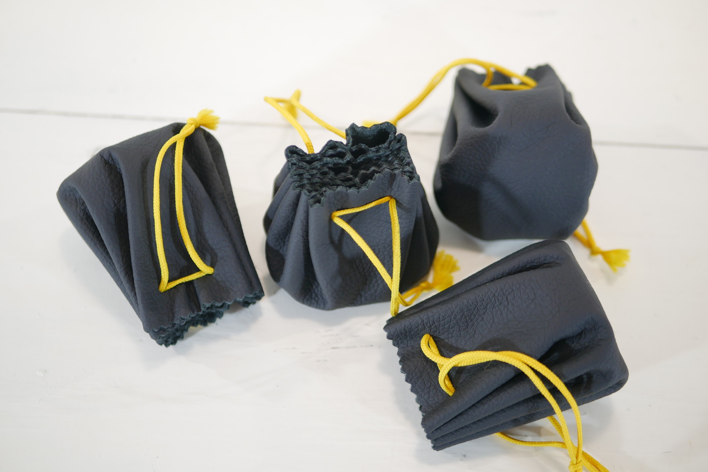 Kožený měšec - malý - černý se žlutou šňůrkou