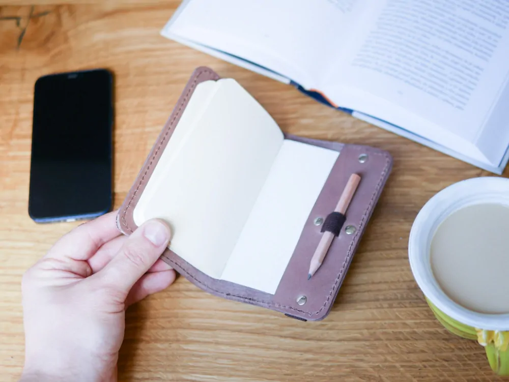 Myšlenkovníček - zápisníček do kapsy - odstín kakao - s ražbou kočičky