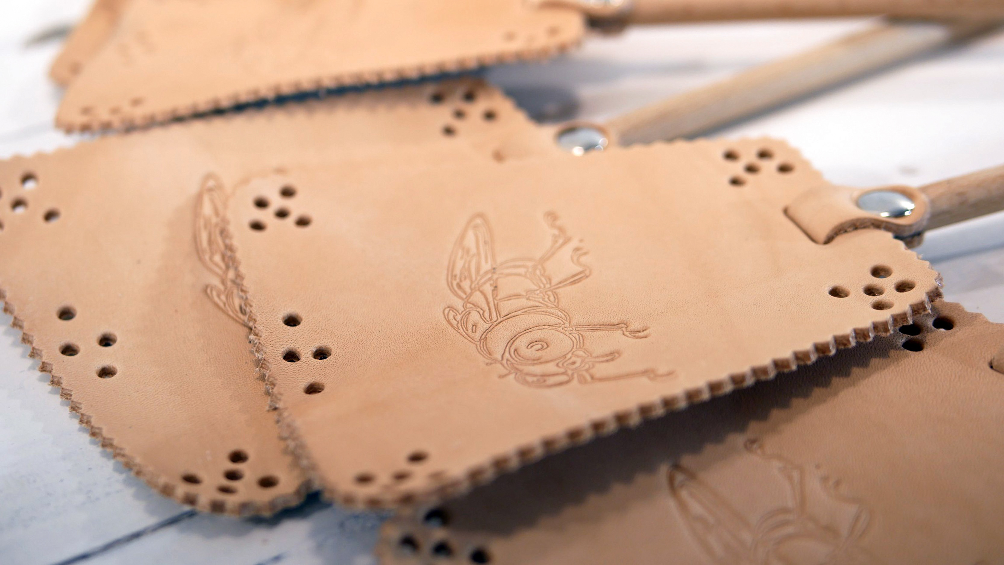 Kožená plácačka na mouchy - přírodní hlazenice - vlastní motiv