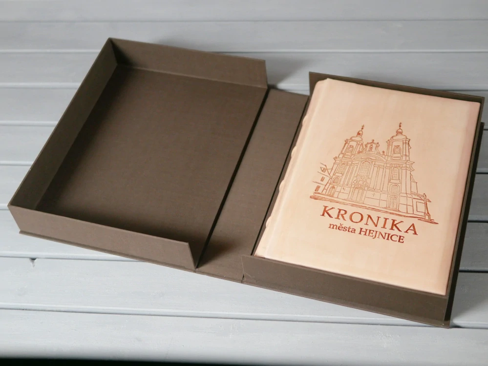 Velkoformátová kronika  - přírodní kůže a vlastní motiv