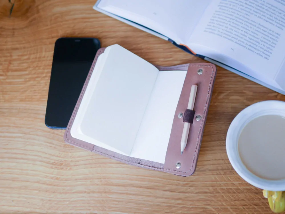 Myšlenkovníček - zápisníček do kapsy - odstín kakao - s ražbou kočičky